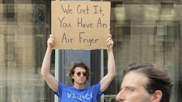 De man die blijft protesteren tegen heel vervelende alledaagse dingen