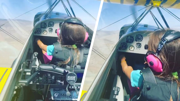 8-jarig meisje showt haar skills in een stuntvliegtuig