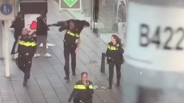 Weggelopen jochie wordt door wijkagent in Rotterdam zo over de schouder gegooid