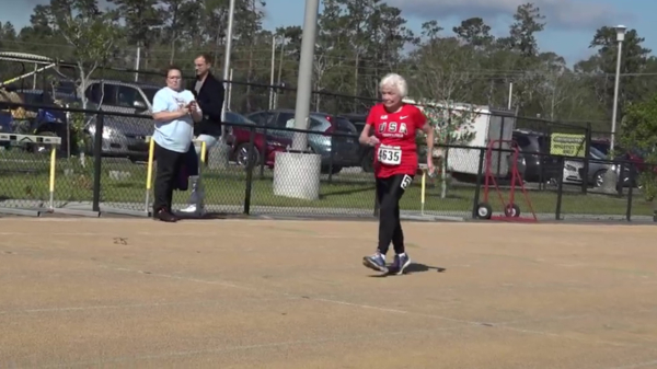 De 105-jarige Julia 'Hurricane' Hawkins zet een record op de 100 meter, wat is jouw excuus?