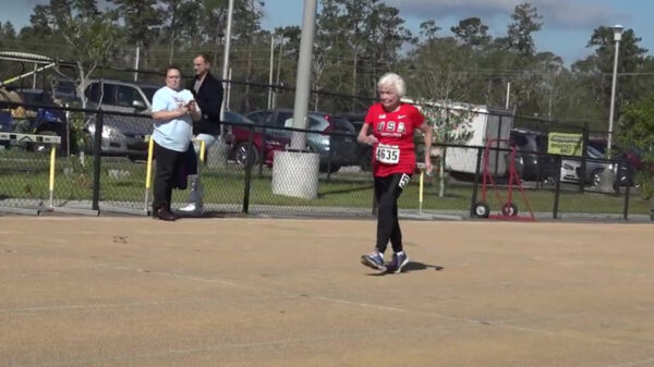 De 105-jarige Julia 'Hurricane' Hawkins zet een record op de 100 meter, wat is jouw excuus?