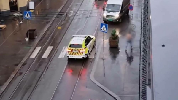 Verwarde man met mes neergeschoten en gedood door politie in Oslo
