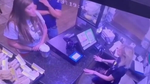 Karen niet tevreden met haar hete soep en gooit deze in het gezicht van medewerkster