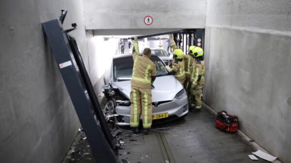 Tesla begint "uit zichzelf te rijden" en sloopt uitrit van parkeergarage in Den Haag