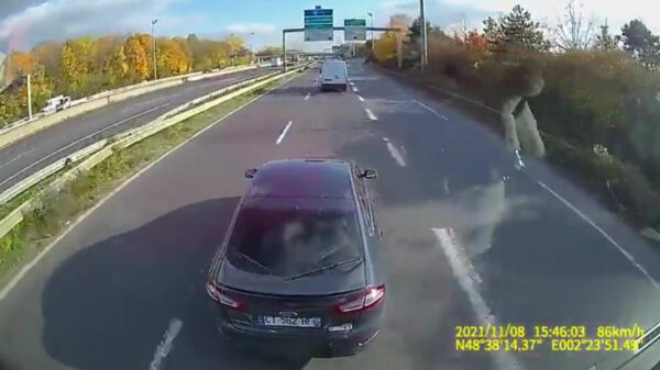Brakecheckende verkeershufter krijgt zijn eerlijk verdiende portie karma op de snelweg