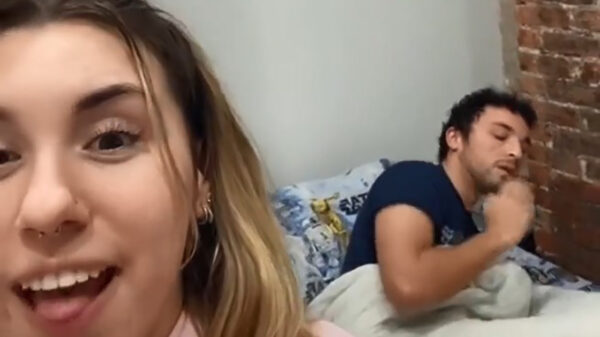 Vriendin doet een dappere poging om de lolbroek uit te hangen