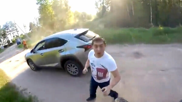 Uit de oude doos: bezopen Rus zoekt ruzie met motorrijders en heeft daar meteen spijt van