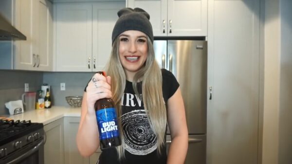 Vrolijke muts Jessie Sims doet dappere poging om vijf biertjes in vijf minuten te drinken