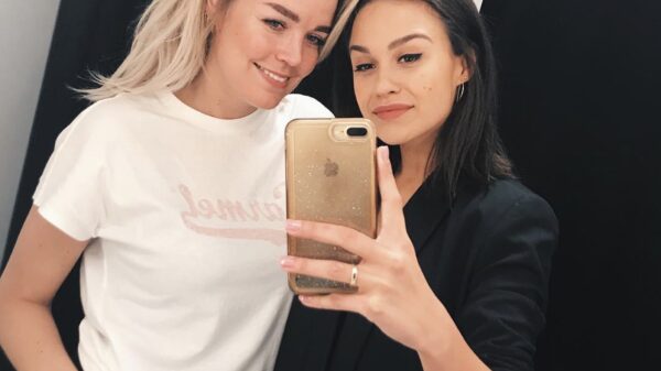 Holly Brood heeft naar eigen zeggen "chicken skin on de bil" tijdens fotoshoot