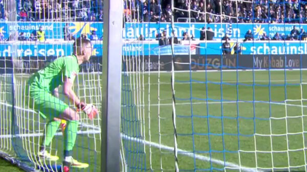 Bundesliga-keeper stond effe niet op te letten