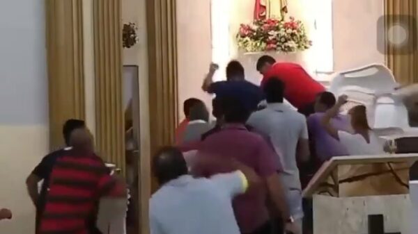 Kerkgangers blijken prima in staat om overvaller in elkaar te beuken