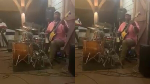 Gitaarspelende drumbaas gaat lekker los op een bruiloft