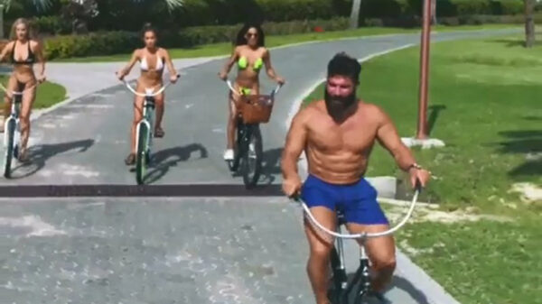 Geluksvogel Dan Bilzerian is ALWEER op vakantie geweest