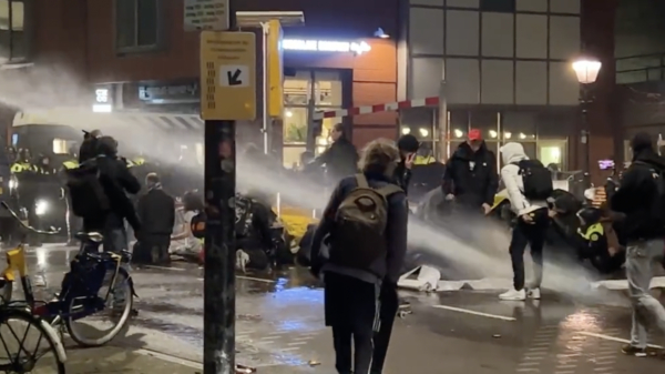 Opnieuw chaos in Den Haag tijdens persco: ME bekogeld met stenen en zet waterkanon in