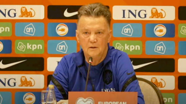 Louis van Gaal reageert tijdens persco van de KNVB op de nieuwe coronamaatregelen