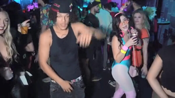 Christina wil ook daggeren maar loopt een pijnlijk blauwtje op