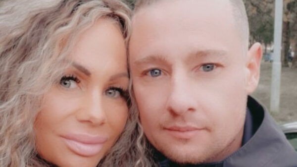 Barbie laat ook de naam van haar nieuwe lover kneitergroot op d'r lichaam tatoeëren