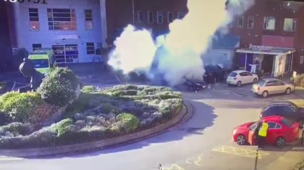 Enorme explosie nadat absolute eindbaas in Liverpool een terrorist in zijn taxi opsluit