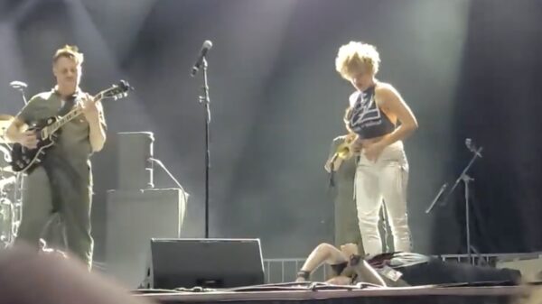 Band biedt excuses aan nadat zangeres Sophia Urista tijdens concert over een fan plaste