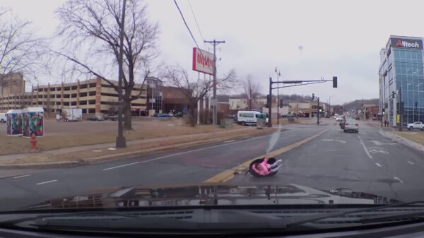 Koter valt met kinderzitje uit de auto en moeders heeft niets in de gaten