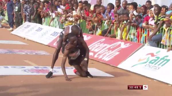 Keniaanse hardloper geeft overwinning weg om ingestorte concurrent te helpen
