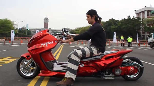 Extreem verlaagde scooters zijn blijkbaar een dingetje in Japan