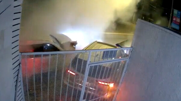 Automobilist draait door en rijdt iemands auto totaal de vernieling in