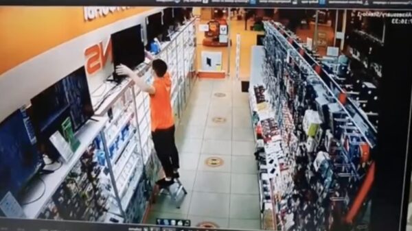 Deze winkelmedewerker dacht waarschijnlijk dat hij aan Domino Day meedeed