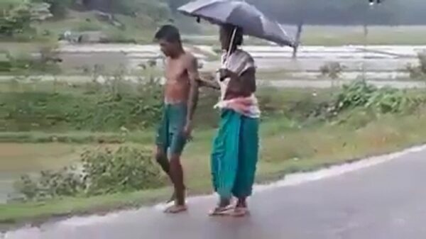 Zuipschuit is weer eens door zijn vrouw de kroeg uit getrokken