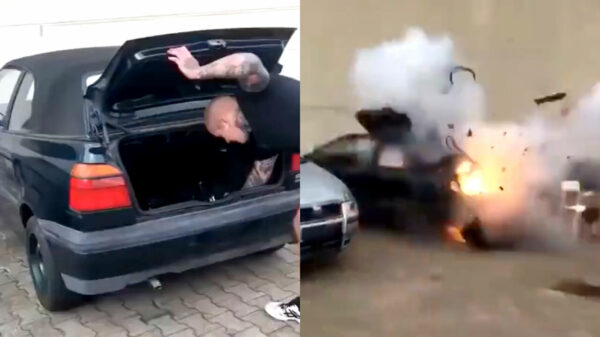 Uit de oude doos: Duitser test zijn nieuwe vuurwerk op zijn cabrio