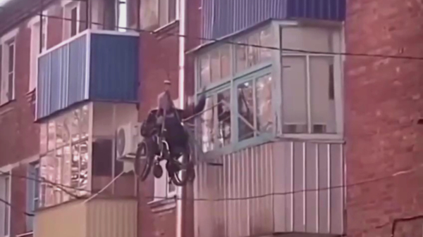 Russische rolstoelbaas besluit zijn eigen 'traplift' te bouwen
