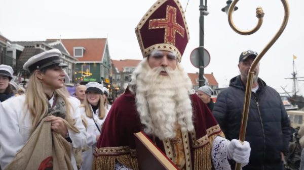 Intocht van Sinterklaas in Volendam gecanceld, dus tijd voor een bezoekje van Thierry Baudet