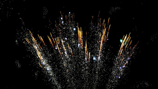 Prutsers proberen vuurwerk uit een aardappelkanon te schieten