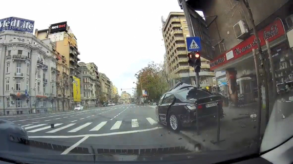 Brokkenpiloot vouwt zijn BMW om een paal tijdens politie-achtervolging