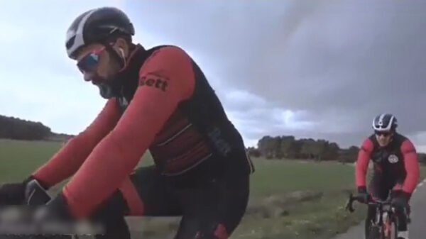 Spaanse acteur Dani Rovira wordt voor zijn flikker gereden door onoplettende automobilist