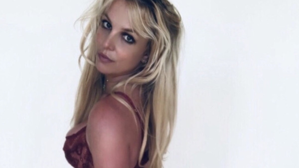Britney Spears viert vrijheid met glas Champagne en een foto van haar derrière