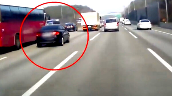 Auto neemt wraak op asociale bus en drukt hem er even lekker voor