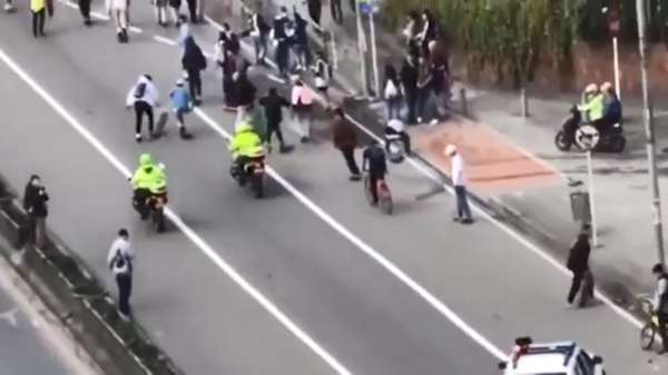 Colombiaanse motorpolitie beukt skateboarder naar de grond tijdens Go Skateboarding Day