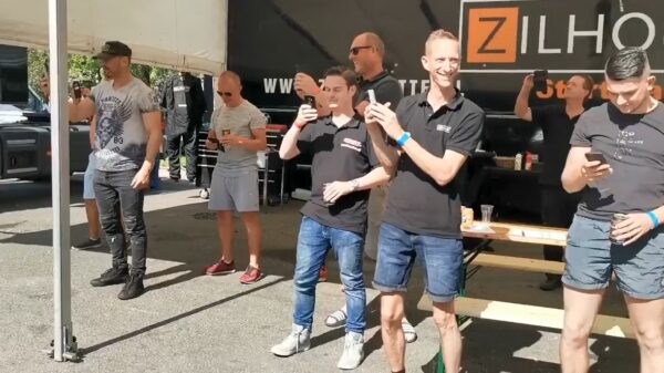 Wat kan het toch uitermate fascinerend zijn om te zien hoe een raceauto gewassen wordt