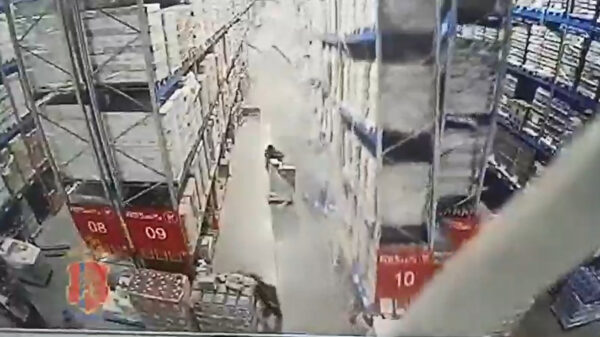 Medewerker Russisch drankmagazijn ontsnapt aan de dood als stellingen in elkaar storten