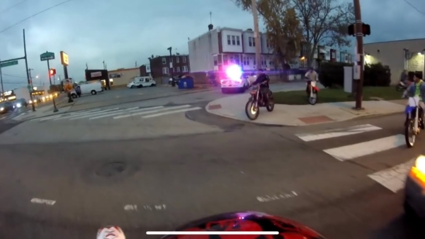 Politieauto achtervolgt motorrijders maar dat zet verdomd weinig zoden aan de dijk