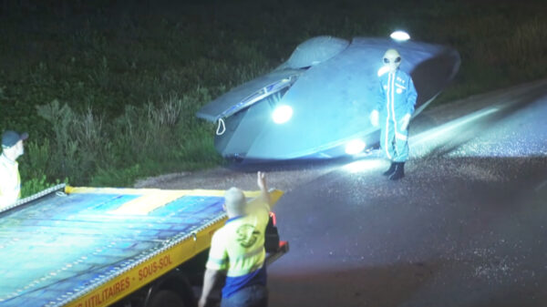 Altijd vervelend als je in de file staat voor een gecrashte UFO