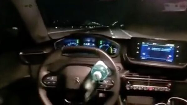 Dankzij deze lifehack met een waterfles kun je prima zonder handen rijden