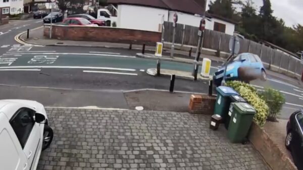 Ondertussen in Engeland: pas op, de weg wordt hier een stuk smaller