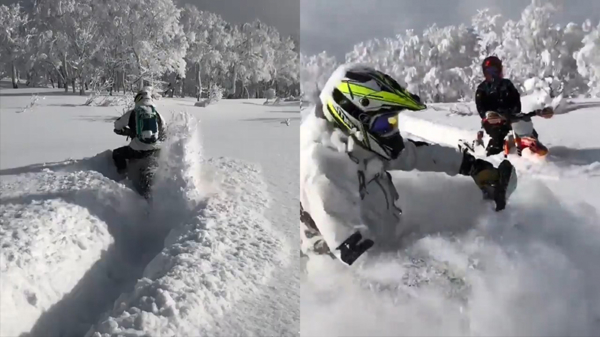 Crossmotor ploegt meesterlijk door een stralend wit sneeuwlandschap