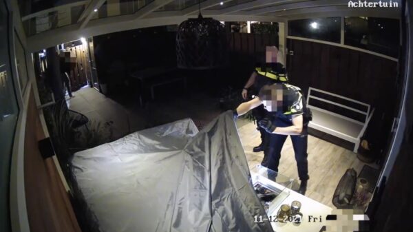 Dollemansrit door woonwijk in Zoetermeer, automobilist verstopt zich in een tuin