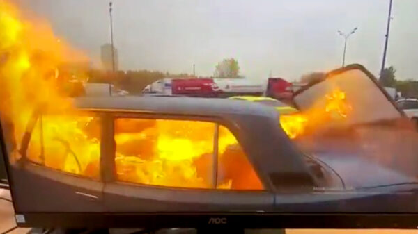 Bohhh. Steek nooit een peukie op als je een gaslek in je auto hebt