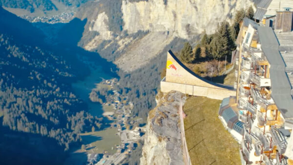 Motorcrosser Tom Pagès gooit zichzelf voor een dubbele frontflip van een 135 meter hoge schans af