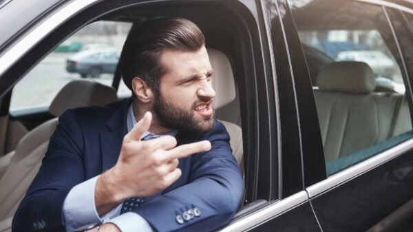 Boontje komt om zijn loontje als deze motorrijder een auto trapt