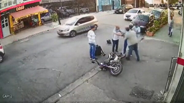 Keiharde karma voor tasjesdief die een meisje op klaarlichte dag probeert te beroven